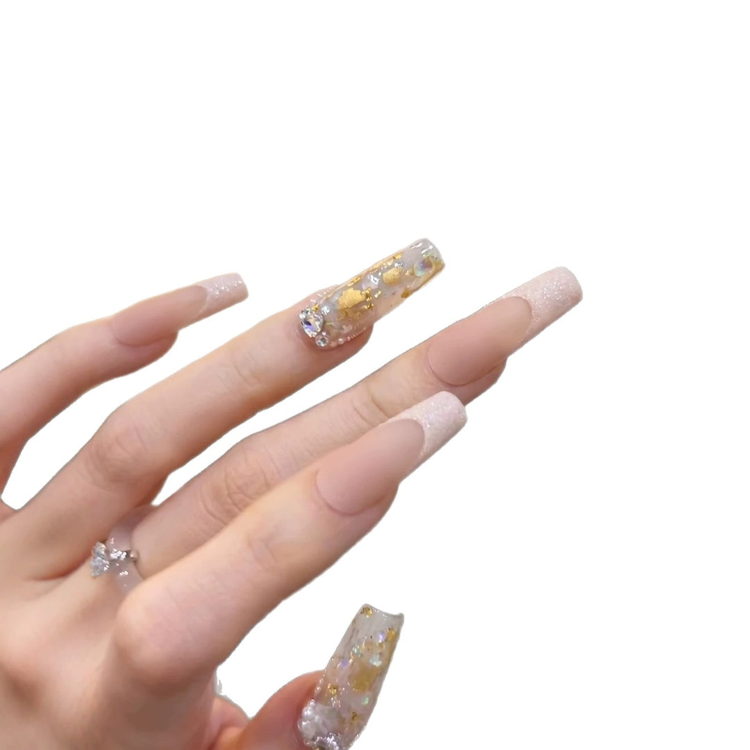 Luxuriöses dekoratives Press-On-Nagelset mit künstlerischen Elementen Karnz