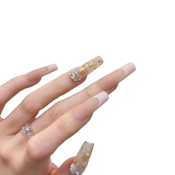 Luxuriöses dekoratives Press-On-Nagelset mit künstlerischen Elementen Karnz