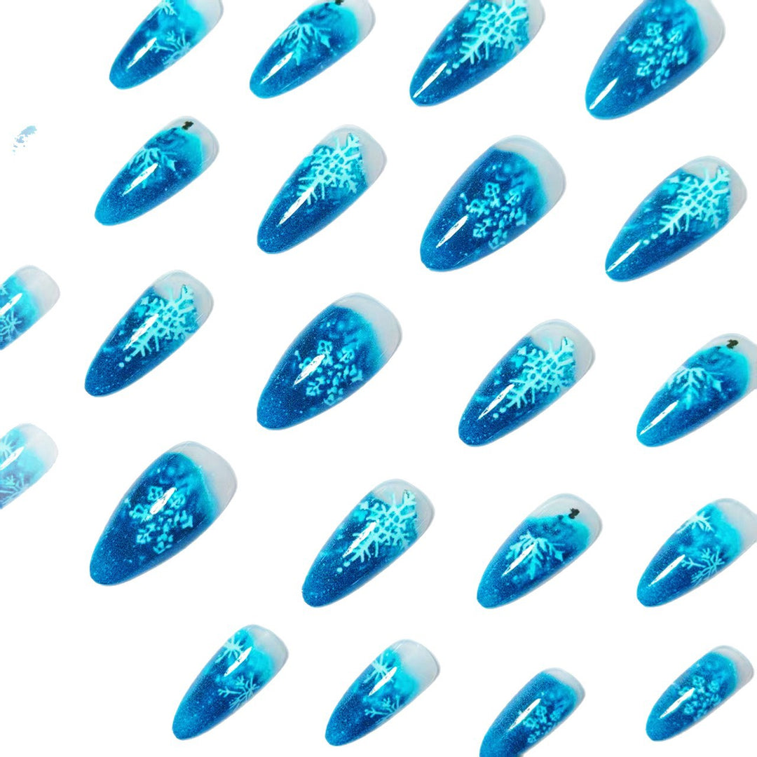 Klares Nageldesign mit Glitzer und Schneeflocken-Motiv Karnz
