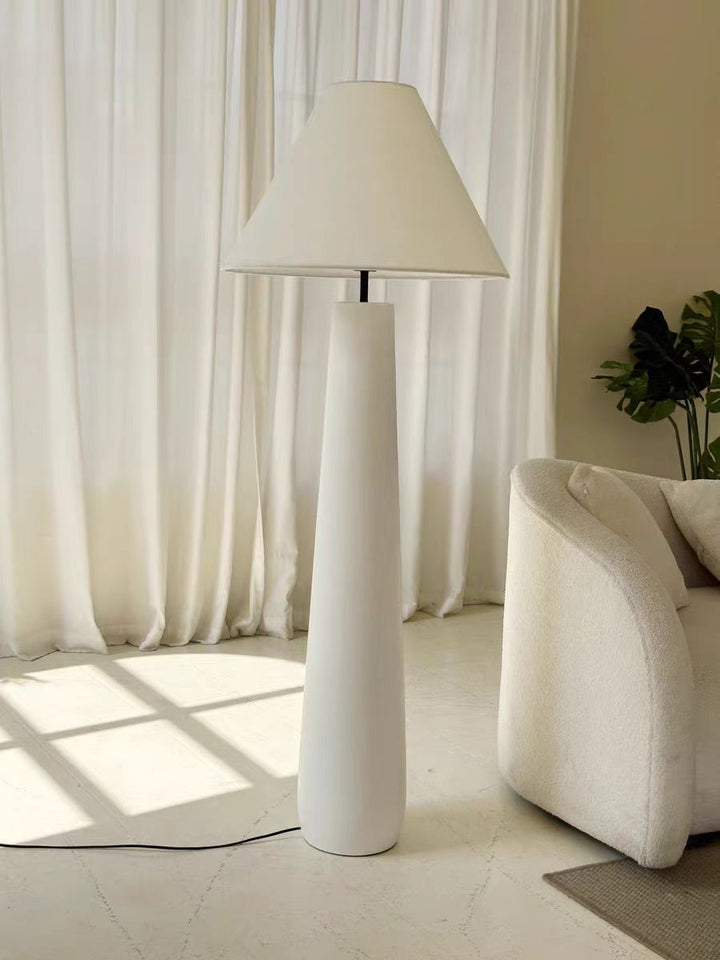 Elegante moderne Stehlampe mit stilvollem Schirm