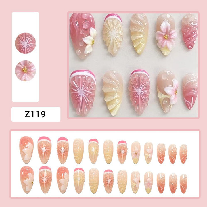 Kunstvoller Nagelspitzen Set mit Blattakzenten Karnz