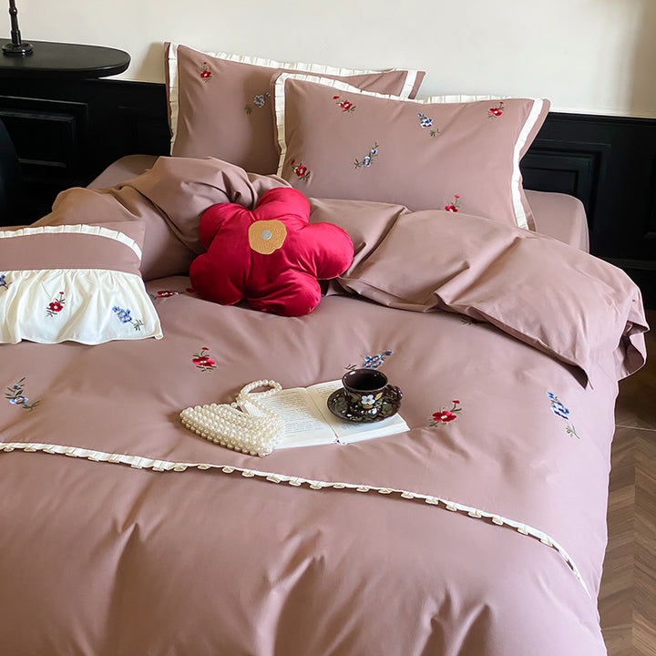 Duvetbezug-Set aus Premium-Baumollsatin mit dezent gesticktem Wildblumenmotiv und Rüschenkante