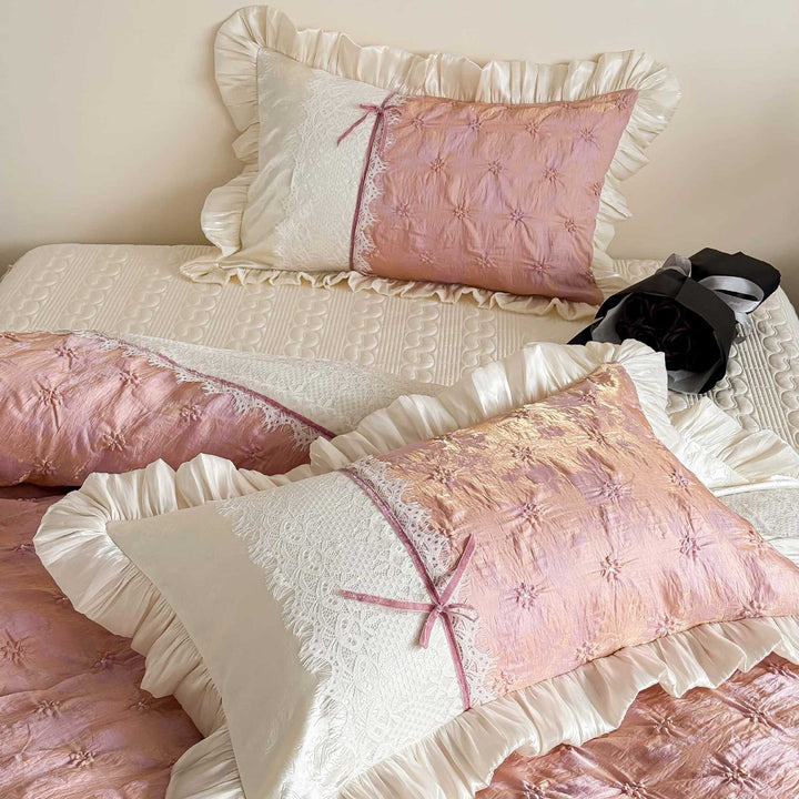 Jacquard-Bettwäschegarnitur mit olivgemusterter Steppoptik, Satin-Volant und Spitzenpaneel