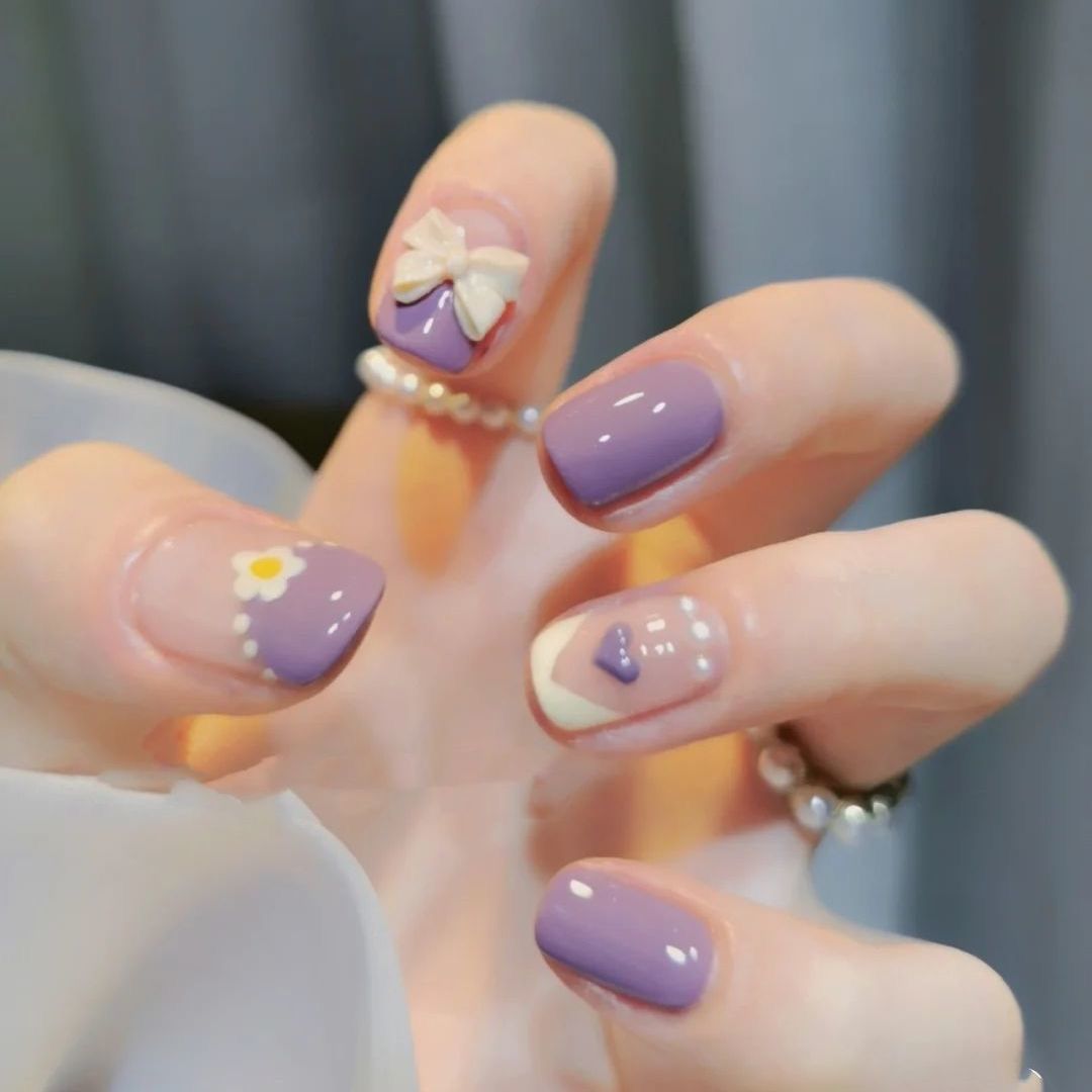 Glamouröse Kunstfingernägel mit Herz-Design und Glitzernden Akzenten Karnz