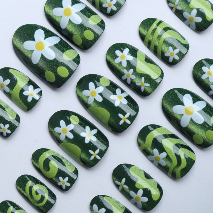 Kunstfingernägel mit Floralen und Glitzernden Akzenten Karnz