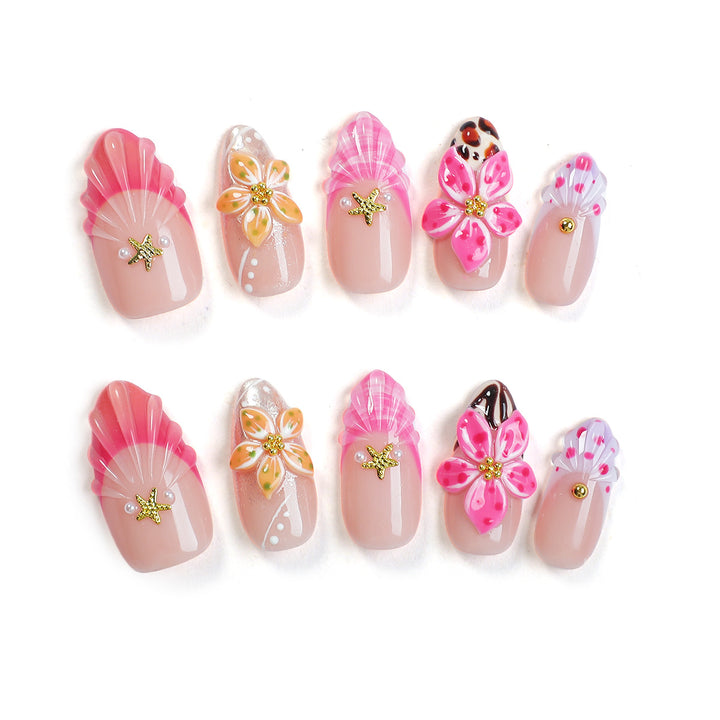 Kreatives Kunstnagelset mit blühenden Blumenelementen Karnz