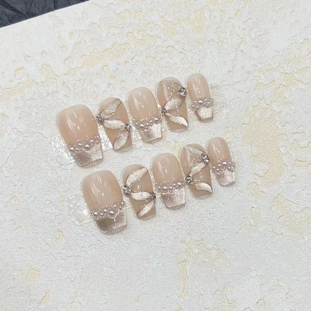 Luxuriöses dekoratives Press-On-Nagelset mit Perlen- und Edelsteinakzenten Karnz