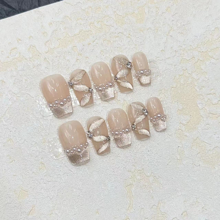 Luxuriöses dekoratives Press-On-Nagelset mit Perlen- und Edelsteinakzenten Karnz