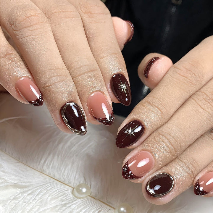 Kunstnagelset mit eleganten Farbverlauf und zarten Verzierungen Karnz