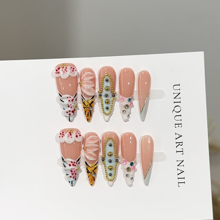Künstlerische Press-On Nageldesigns