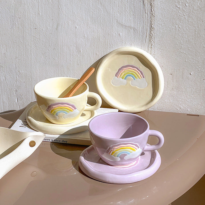 Steinzeug-Frühstücksbecher mit Unterteller und reliefiertem Regenbogenmotiv