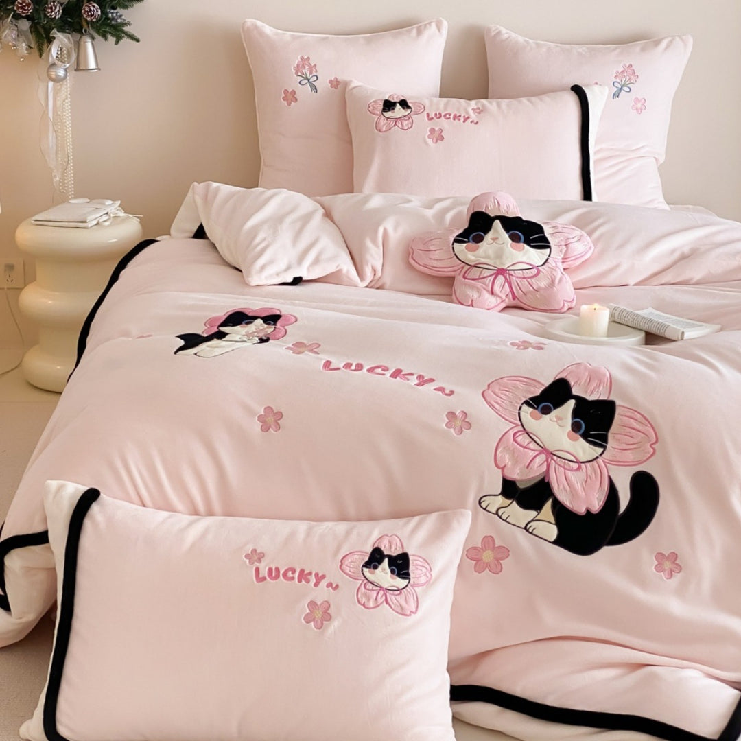 Flauschige Bettwäschegarnitur aus Baumwollsatin mit gestickten Kuscheltiers‑Applikationen