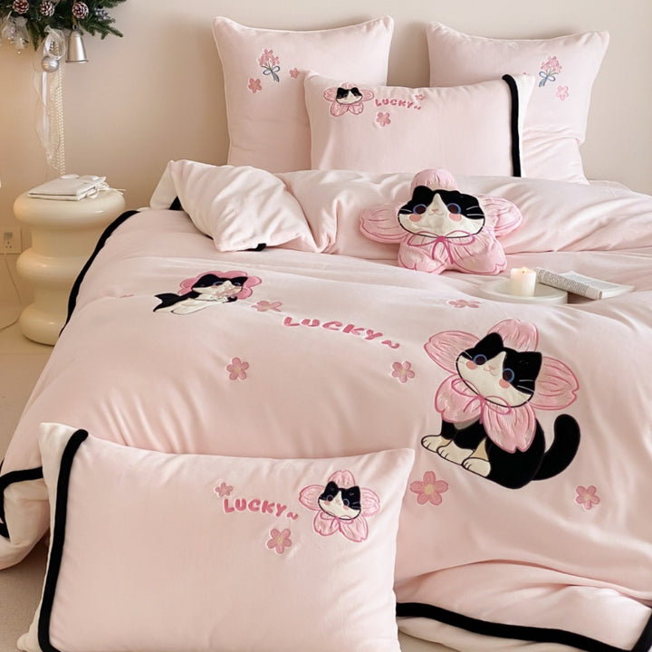 Flauschige Bettwäschegarnitur aus Baumwollsatin mit gestickten Kuscheltiers‑Applikationen