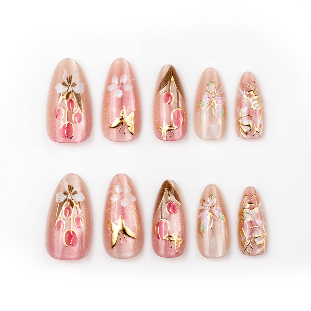 Kunstnagelset mit floralem und goldenen Akzent Karnz