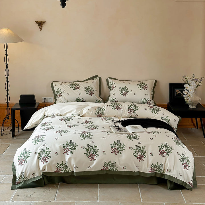 Baumwollsatin-Bettwäschegarnitur mit floralen Kränzen, Hotelverschluss und kontrastiertem Saum