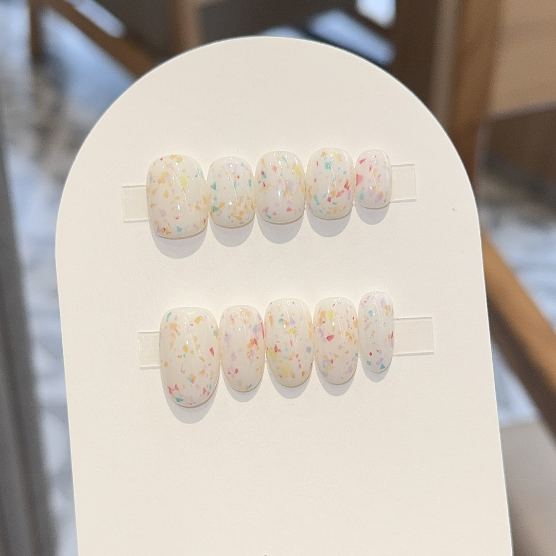 Kunstnägel mit Fröhlichem Funkel-Design Karnz