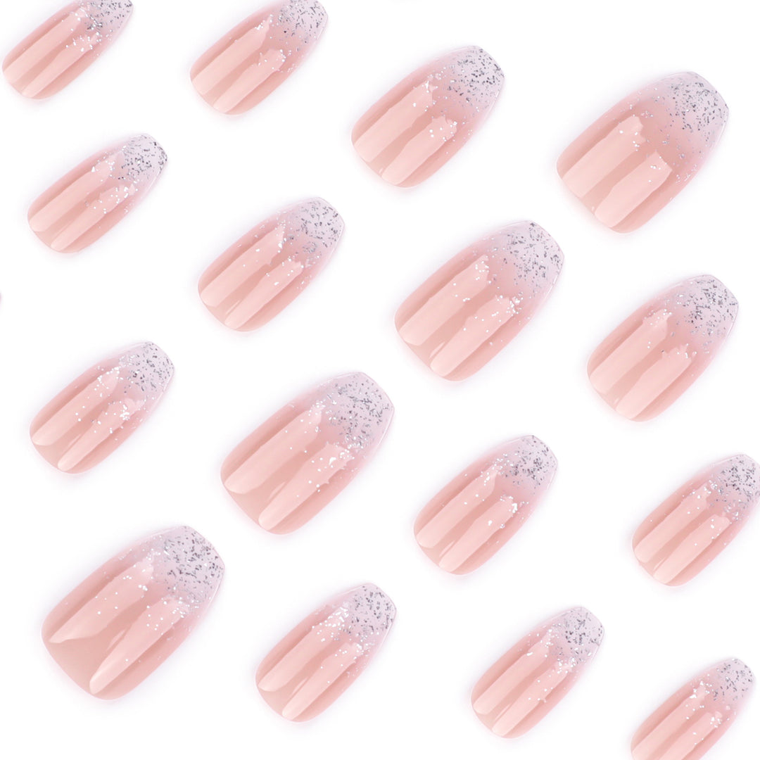 Kunstvolle Nagelverlängerungen mit Glitzer und Ombre-Effekt Karnz
