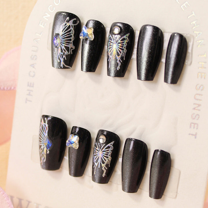 Kunstfingernägel mit dekorativen Schmetterlingsdesigns und Glitzerakzenten Karnz