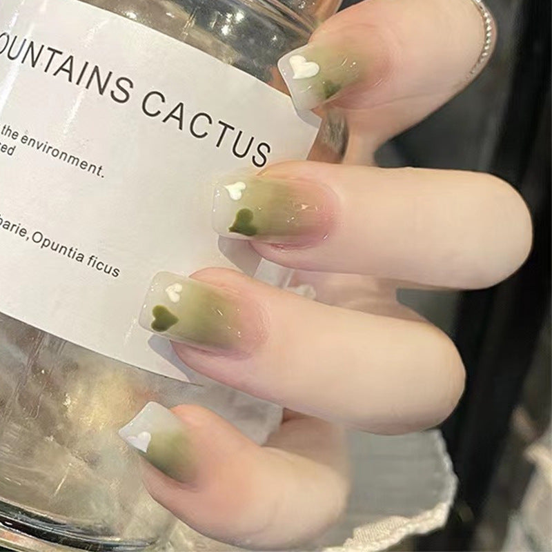 Künstlerisches Press-On Nagelset mit Herz- und Blattform-Design