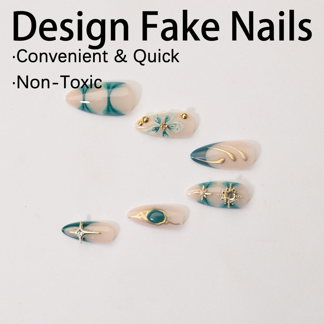 Kreatives Kunstnagelset mit aufwendigen Blumen- und Goldverzierungen Karnz