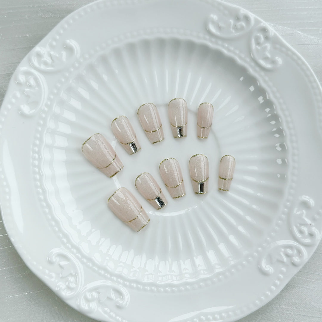 Elegantes Press-On Nagelset mit metallischen Akzenten