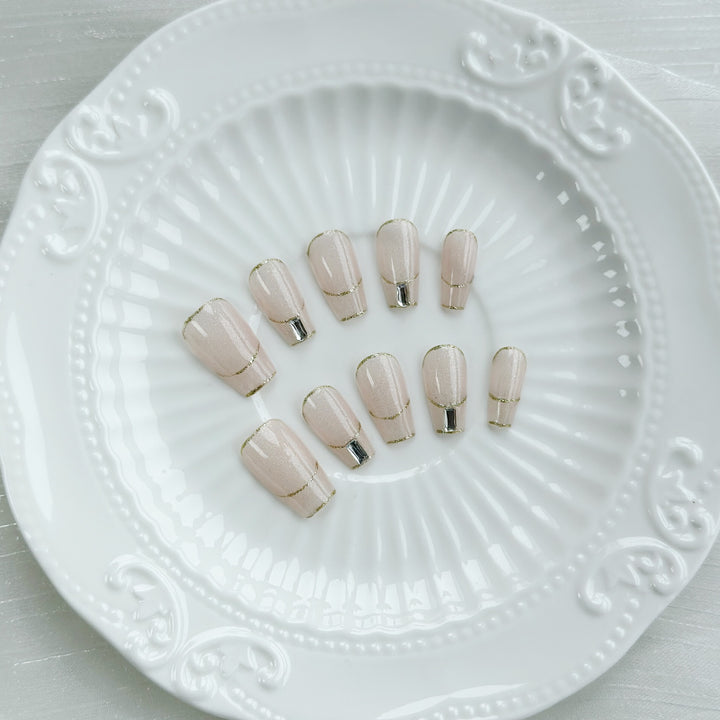Elegantes Press-On Nagelset mit metallischen Akzenten