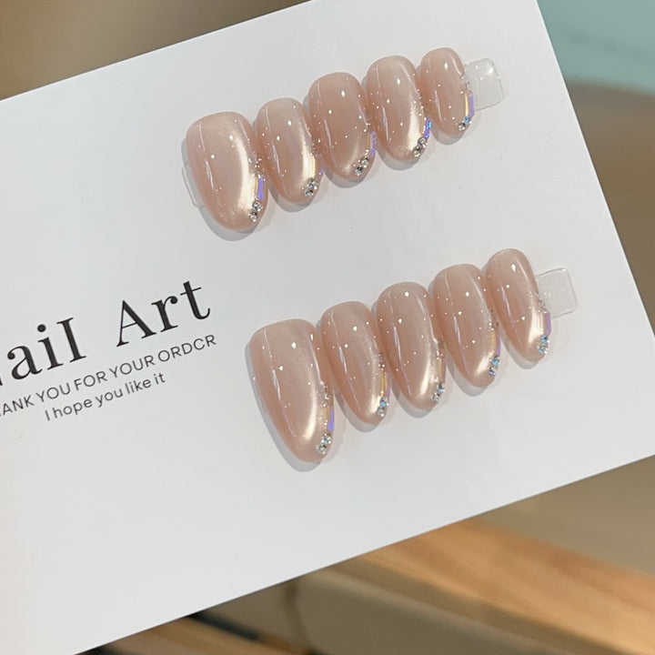 Kunstnägel mit Romantischem Design Karnz