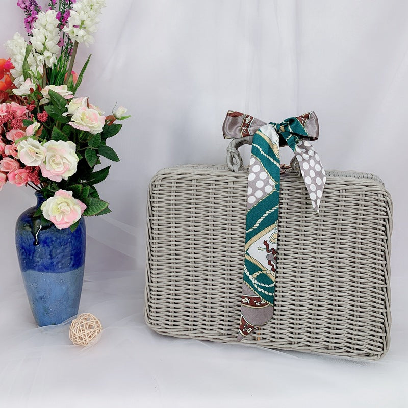 Damen geflochtener Handtasche mit dekorativem Seidenband Karnz