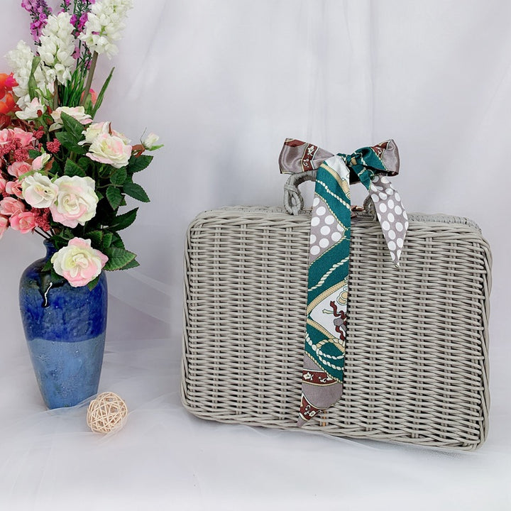 Damen geflochtener Handtasche mit dekorativem Seidenband Karnz