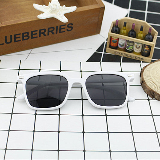 Damen moderne quadratische Sonnenbrille mit minimalistischer Rahmenstruktur Karnz