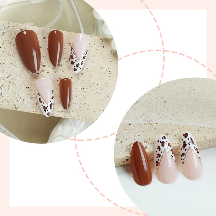 Dekoratives Press-On Nagelset mit einzigartigen Mustern Karnz