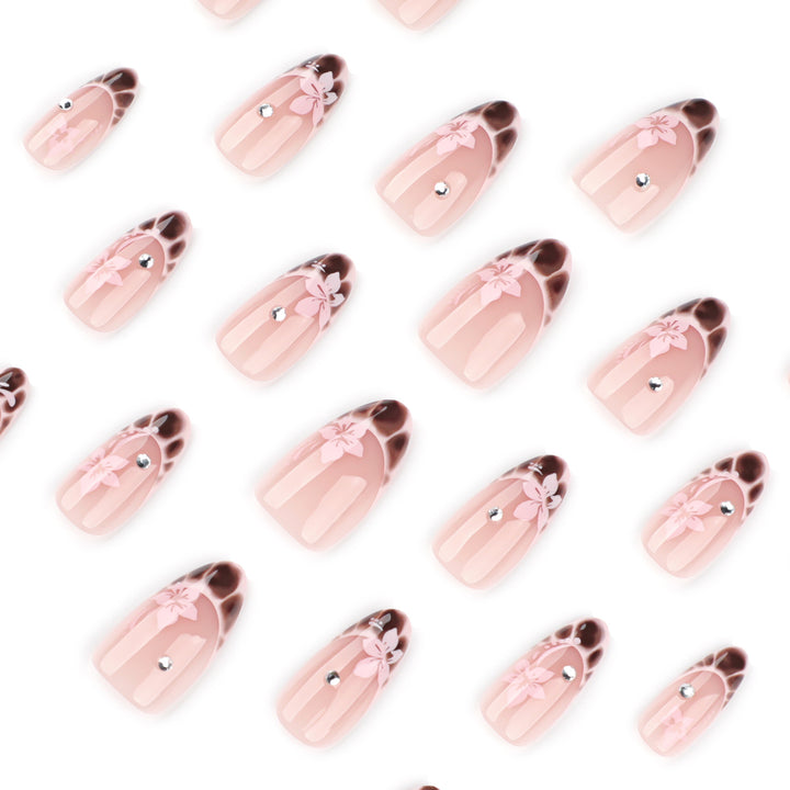 Elegante Künstliche Nagelkunst mit floralem Design und Glitzerakzenten Karnz
