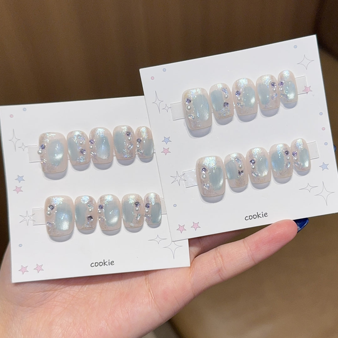 Kunstnägel mit Perlen- und Glitzerschmuck Karnz