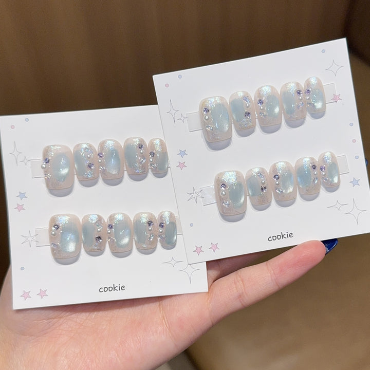Kunstnägel mit Perlen- und Glitzerschmuck Karnz