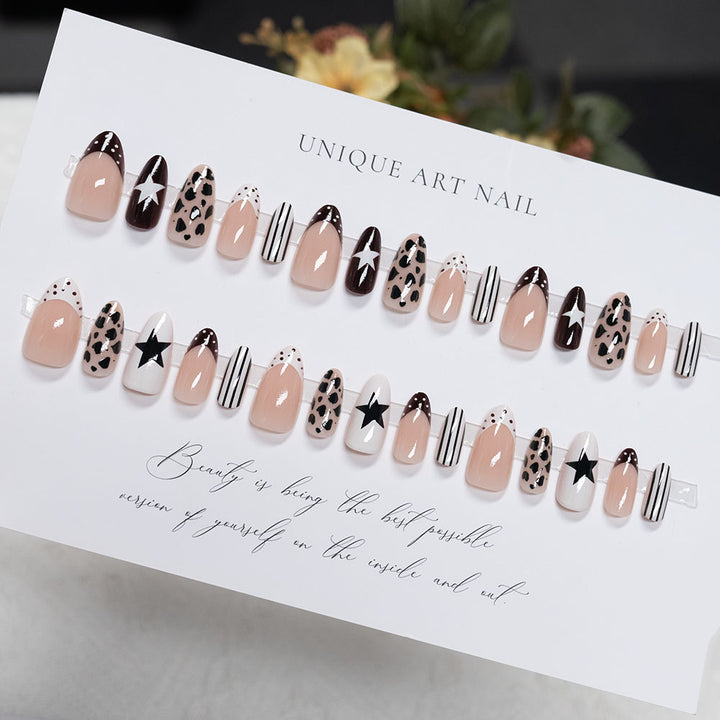 Künstlerisches Press-On-Nagelset mit verschiedenen Mustern