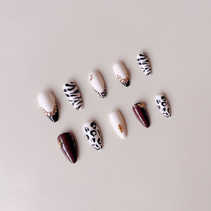 Kunstnagelset mit luxuriösen Tiermotiv-Designs und glamourösen Akzenten Karnz
