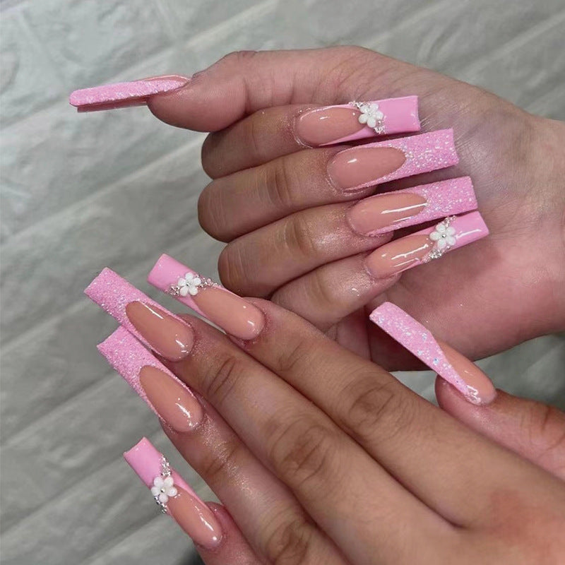 Glitzernde Nagelverlängerungen mit floralem Design Karnz