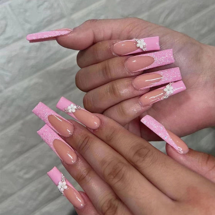 Glitzernde Nagelverlängerungen mit floralem Design Karnz
