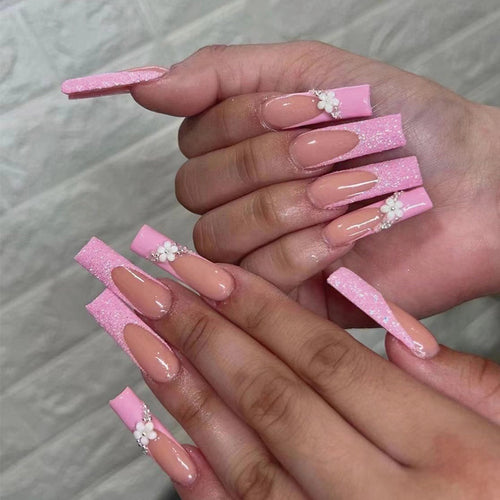 Glitzernde Nagelverlängerungen mit floralem Design Karnz