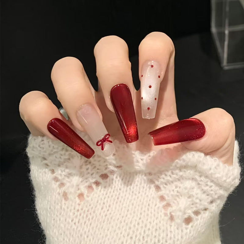 Kreatives Druck-Nagelset mit Glitzer und Schleifenakzenten Karnz