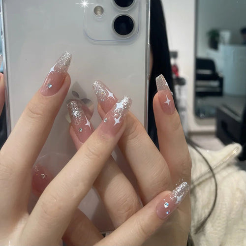 Kunstnagelset mit schimmernden Steinen und funkelndem Glitzer Karnz