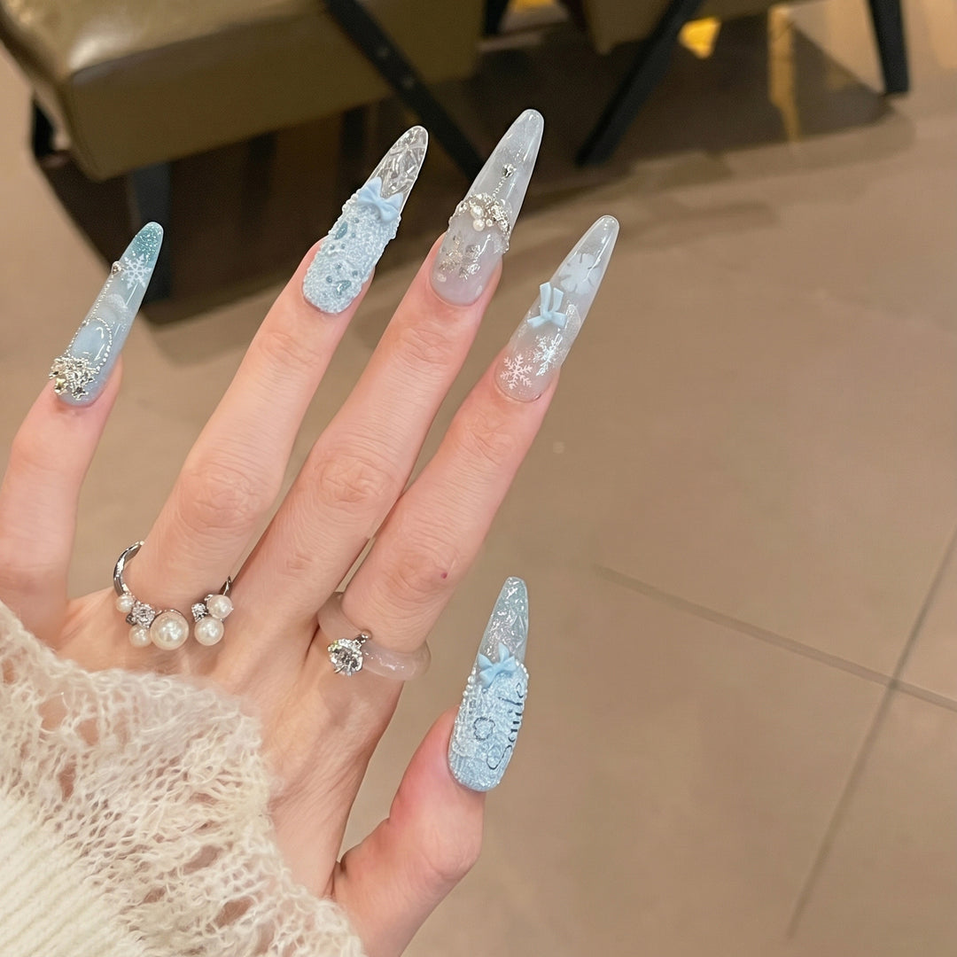 Dekorative mit Strass verzierten Stiletto-Nägel Karnz