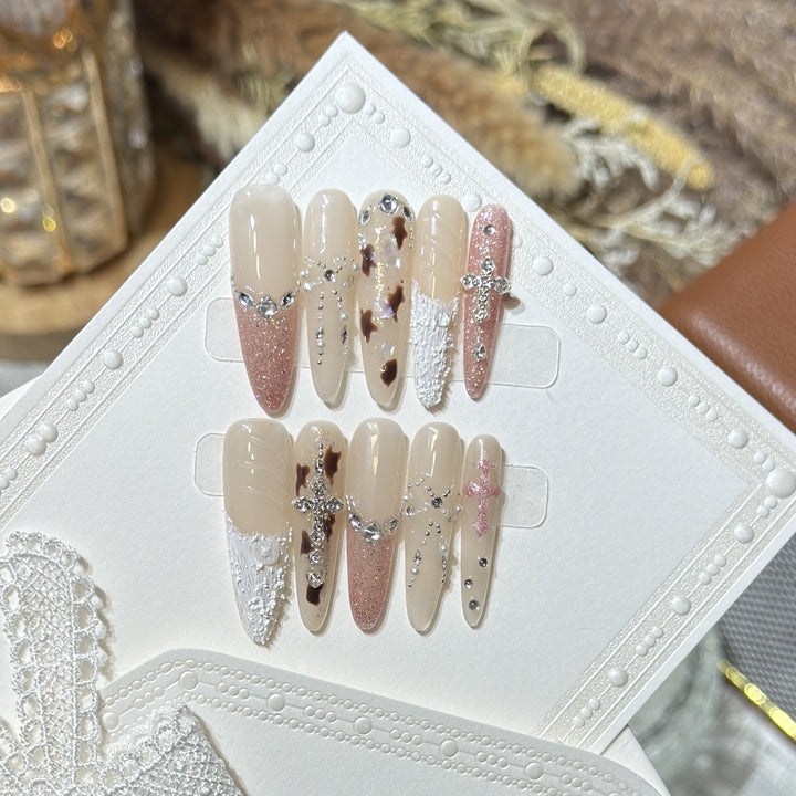 Glamouröses Press-On Nagelkunstset mit innovativen Designelementen Karnz