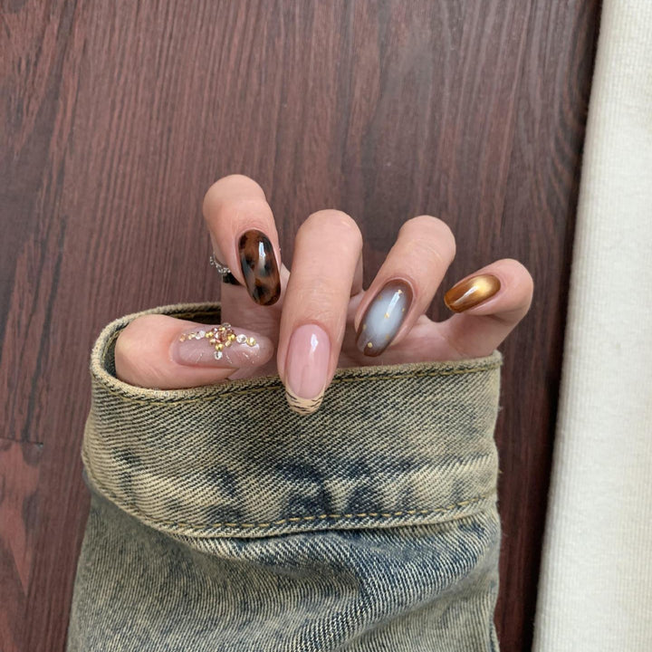 Kunstnagelset mit Eleganten Mustern und Glitzerakzenten Karnz