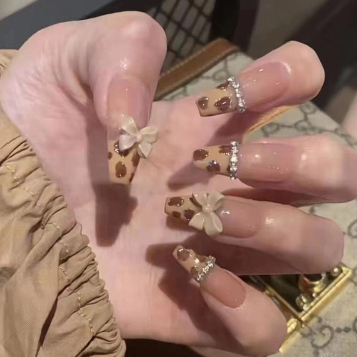 Dekorative Press-On Nagelkunst mit eleganten schwarzen Spitzen Karnz