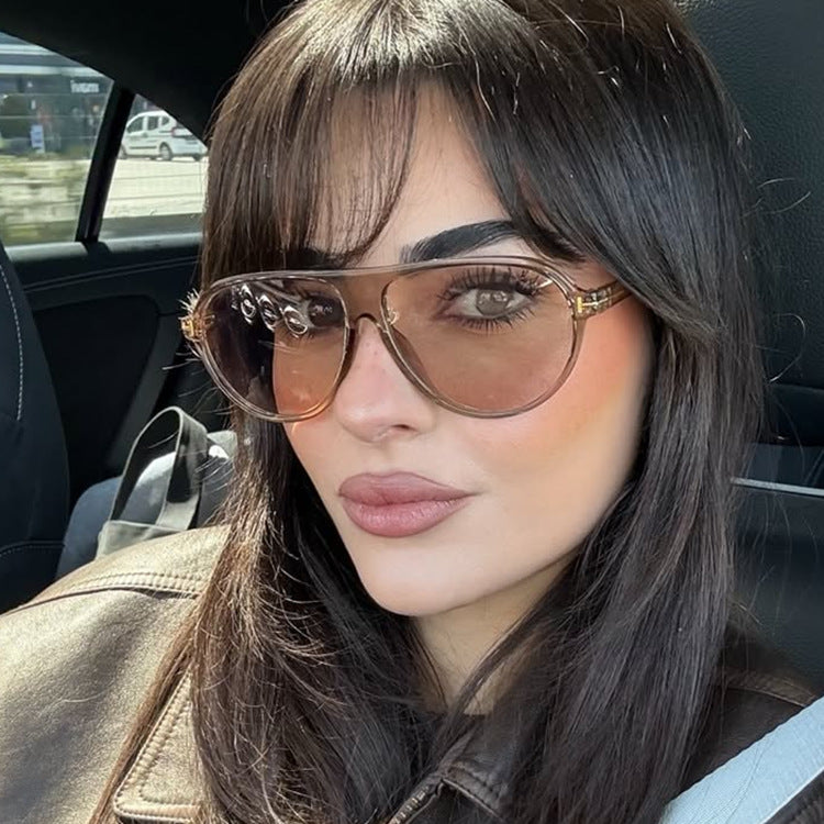 Damen stilvolle Sonnenbrille im aerodynamischen Design Karnz