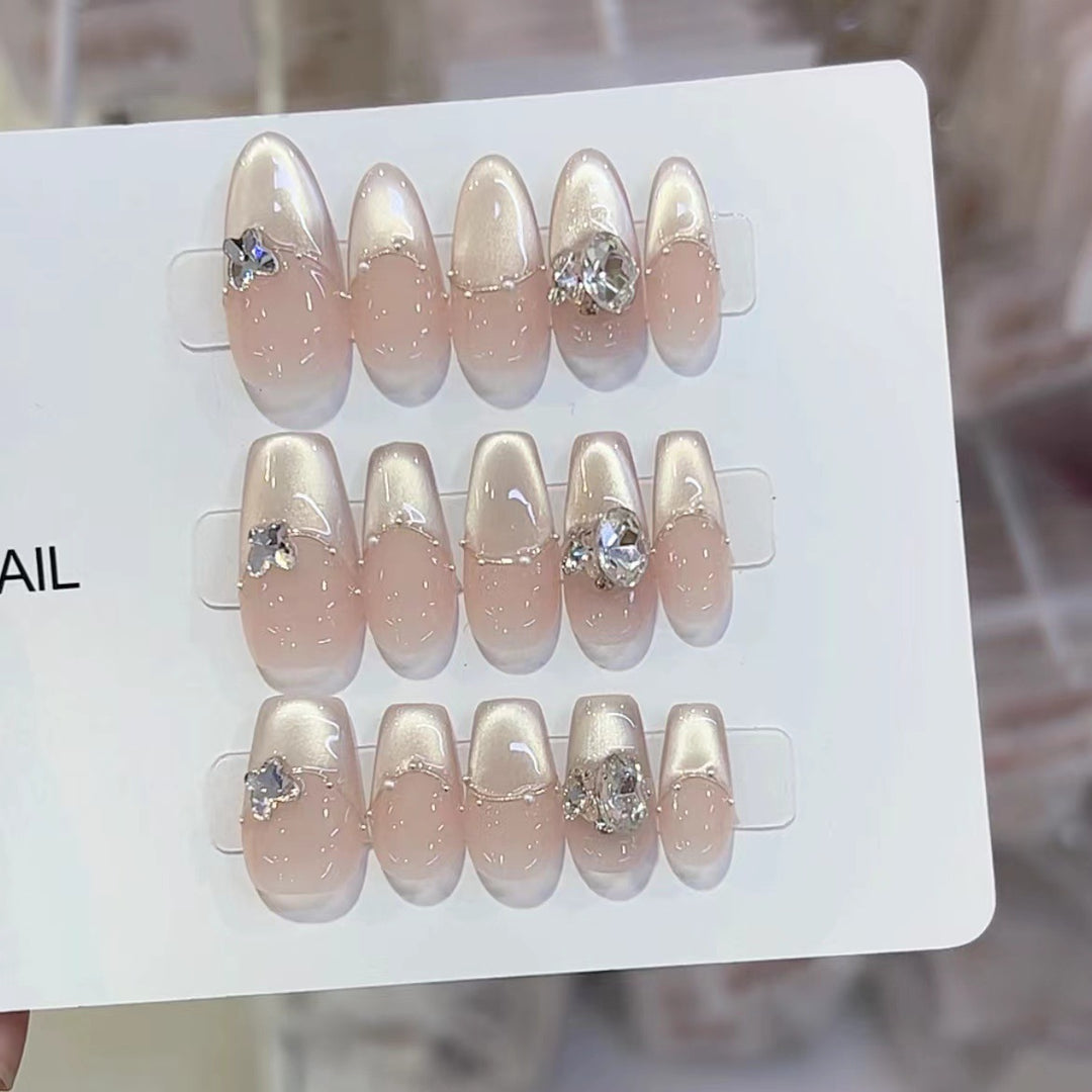 Elegantes Press-On-Nagelset mit Kristallverzierungen Karnz