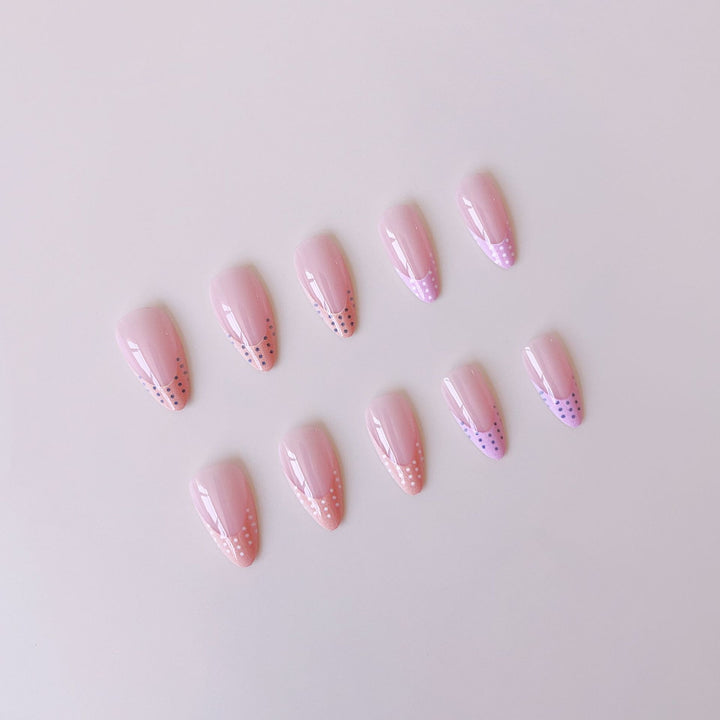 Kunstnagelset mit buntem Minimaldesign Karnz