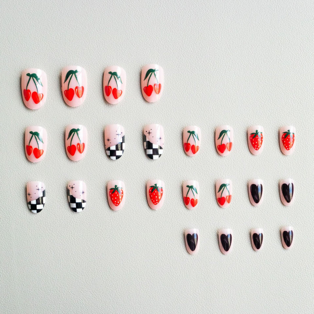 Künstlerische Blumen- und Karomuster-Nagelkunst