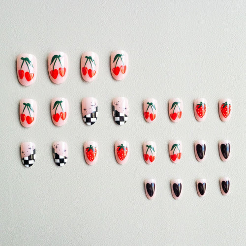 Künstlerische Blumen- und Karomuster-Nagelkunst